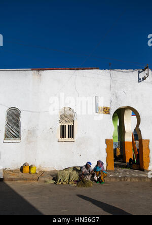 Frauen verkaufen Besen auf dem Markt, Harari Region Harar, Äthiopien Stockfoto