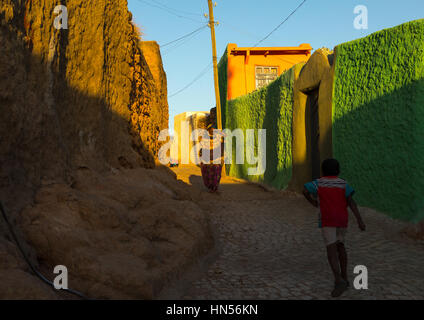 Frau in die bunten Gassen der Altstadt Jugol, Harari Region Harar, Äthiopien Stockfoto