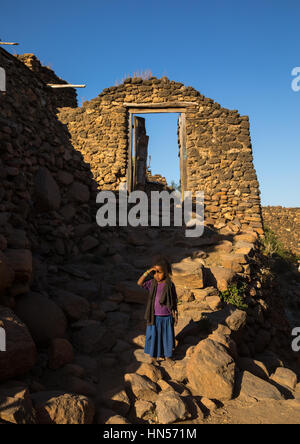 Äthiopische Mädchen in eine traditionelle Argoba Stein Häuser Dorf, Harari Region, Koremi, Äthiopien Stockfoto