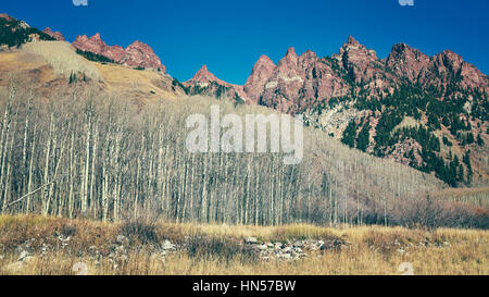 Retro-Farbe getönt Berglandschaft in Maroon Bells Snowmass Wildnis, Aspen, USA. Stockfoto