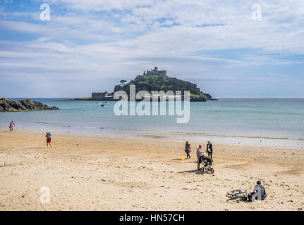 Vereinigtes Königreich, Südwest-England, Cornwall, Marazian, Blick auf St. Michaels Mount von Marazion Strand Stockfoto