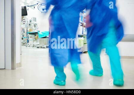 Ärzte in Eile ausgeführt Stockfoto