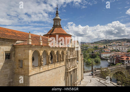 Kirche und römische Brücke in der historischen Stadt Amarante, Portugal Stockfoto