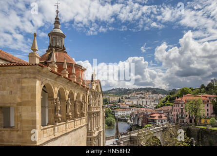 Kirche und römische Brücke in der historischen Stadt Amarante, Portugal Stockfoto