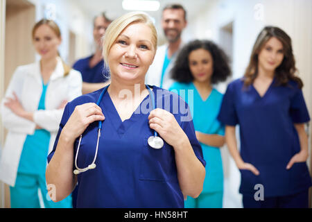 Fröhliche und ehrgeizige Ärzteteam Stockfoto