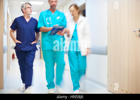 Ärzte in Bewegungsunschärfe bewegt Stockfoto