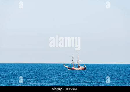 Alte hölzerne Segelschiff segeln entlang der Küste von Barcelona, Katalonien, Spanien Stockfoto