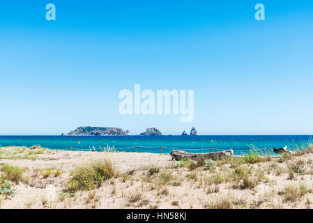 Strand von Pals mit den Medes-Inseln im Hintergrund an der Costa Brava, Girona, Katalonien, Spanien Stockfoto