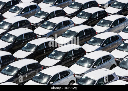 Barcelona, Spanien - 21. Juni 2016: Neue Fahrzeuge der Marke Volkswagen versandfertig in den Hafen von Barcelona Stockfoto