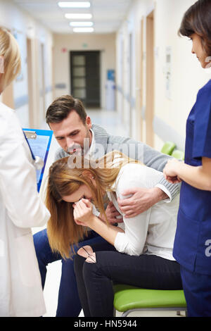 Mann seine Frau im Krankenhaus jubeln Stockfoto