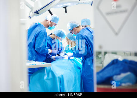 Blick durch das Fenster auf dem OP-Tisch Stockfoto