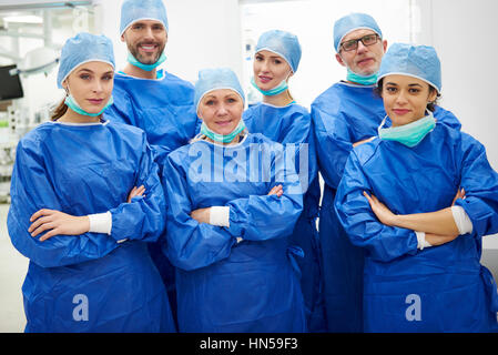 Fröhliche Ärzteteam chirurgische Uniform Stockfoto