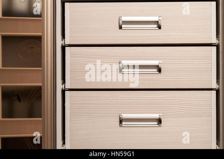 Detail der Holzmöbel Schrank Kommode mit Schubladen Front, Metall-Griffe, Vintage-Stil Stockfoto