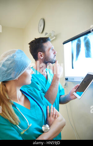 Ärzte betrachten einige Lungen x Ray Bild Stockfoto