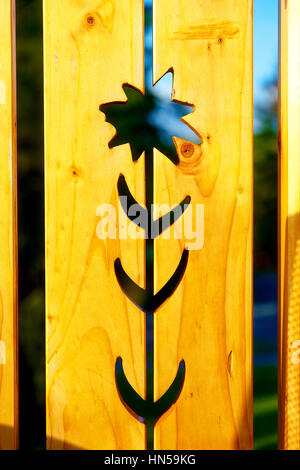 Blumenmuster auf Holz, gelben hölzernen Hintergrund. Stockfoto