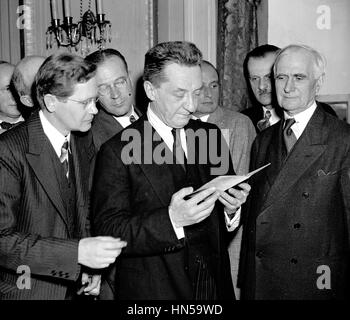 ALEXANDER KERENSKY (1881 – 1970) russischen Juristen und Politiker im Exil in Amerika im April 1938 mit Mitgliedern der National Press Club.  Foto: Library of Congress Stockfoto