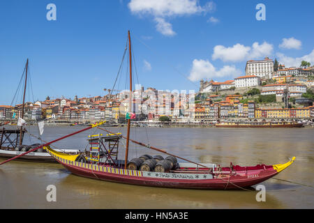 Traditionelle Schiff mit Portwein-Fässern in Porto, Portugal Stockfoto