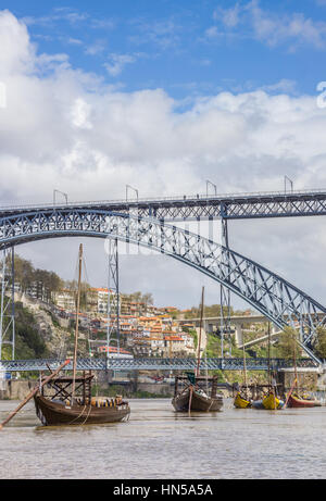 Hölzerne Schiffe und Stahlbrücke in Porto, Portugal Stockfoto