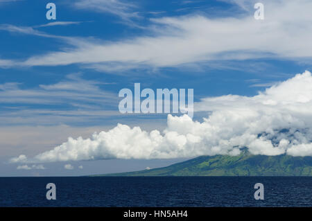 Vulkane bilden Indonesien. Vulkan Gunung Api keine Flores-See. Sumbawa, Nusa Tenggara. Stockfoto