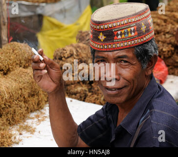 RUTENG, Flores, Indonesien - 20. April: Verkäufer der Tabakpflanze auf dem Markt in der Stadt Ruteng auf der Insel Flores in Indonesien, Ruteng am 2. April Stockfoto