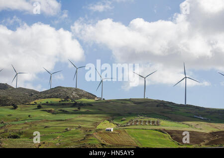 Gruppe von Windenergieanlagen in einem Feld Ardales, Andalusien, Spanien Stockfoto