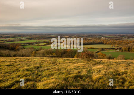 Blick vom Wolstonbury Hill in der South Downs National Park Blick über Thw Weald von Sussex auf einem sonnigen Herbstnachmittag. Stockfoto