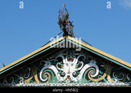 Traditionellen Dayak Stammeskultur. Detail-Dayak-Haus - Langhaus in langen Hubung Dorf. Ost-Kalimantan, Indonesien, Borneo. Stockfoto