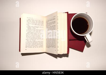 Kaffee und Buch auf weißem Hintergrund Stockfoto