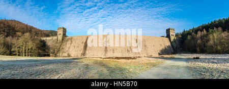 Digital genähte Panorama des Derwent-Staudamms in der Peak District National Park, Derbyshire, England Stockfoto