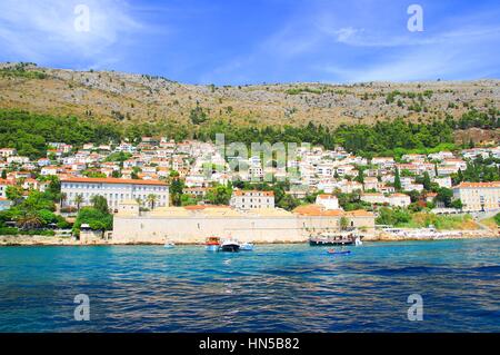 Blick zum Strand Banje und Lazareti vom Meer entfernt, in Dubrovnik, Kroatien Stockfoto