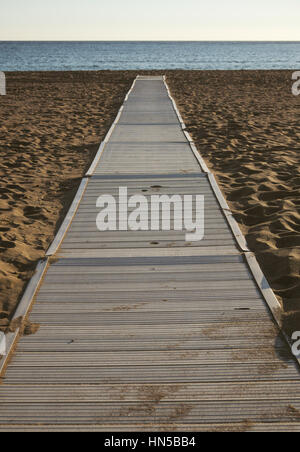 Ein Holzsteg führt zum Meer Stockfoto