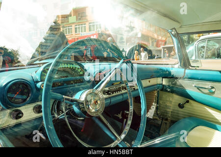 Innenraum des Ford Thunderbird aus den fünfziger Jahren auf dem Display auf 2016 Rockabilly Festival, Rockin Race Jamboree, Torremolinos, Andalusien, Spanien. Stockfoto