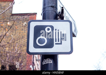 Closeup auf Straße Blitzer melden Sie in einem Beitrag. weißen Himmel im Hintergrund Stockfoto