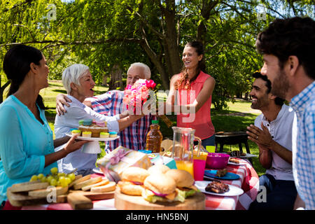 Familie Spaß im Park an einem sonnigen Tag Stockfoto