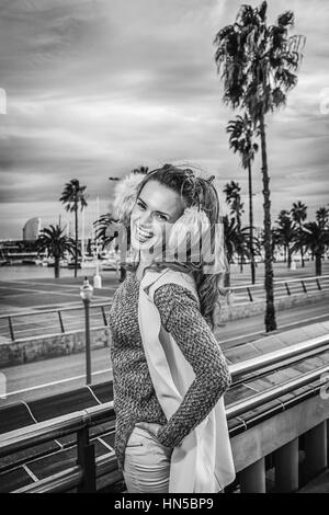 in Barcelona für einen perfekten Winter. lächelnde Frau trendige Tourist in Ohrenschützer in Barcelona, Spanien Stockfoto