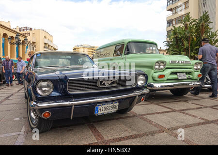 Oldtimer, Ford Mustang 1966, Gmc suburban 1959 aus den fünfziger Jahren auf dem Display beim Festival, Rockin Race Jamboree, Torremolinos, Andalusien, Spanien. Stockfoto