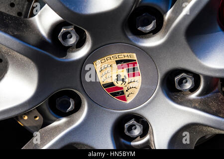 Indianapolis - ca. Februar 2017: Traditionelle Porsche Wheel Logo auf einem neuen 911. Porsche Rennsport stammt aus den 1950er Jahren IV Stockfoto