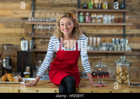Porträt der Kellnerin sitzen an der Theke im CafÃƒÂ © Stockfoto