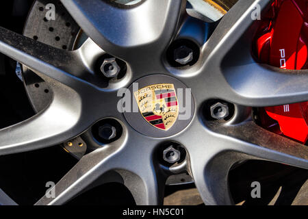 Indianapolis - ca. Februar 2017: Traditionelle Porsche Wheel Logo auf einem neuen 911. Porsche Rennsport stammt aus den 1950er Jahren V Stockfoto