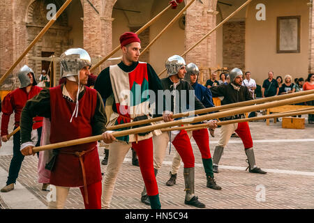 Militärübung Italien Marken Urbino Festa del Duca Stockfoto