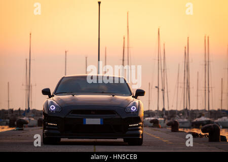 SISTIANA, Italien 12. Juni 2013: Foto von einem Nissan GT-R Black Edition. Die Nissan GT-R ist ein 2-Türer-2 + 2-Sportwagen von Nissan produziert und vorgestellt in 200