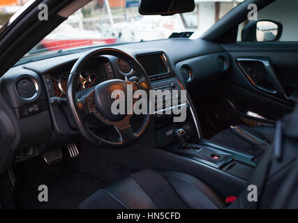 SISTIANA, Italien 12. Juni 2013: Foto von einem Nissan GT-R Black Edition. Die Nissan GT-R ist ein 2-Türer-2 + 2-Sportwagen von Nissan produziert und vorgestellt in 200