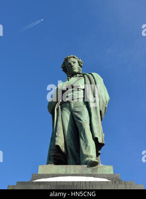 Denkmal für berühmte russische Dichter Alexander Pushkin in Moskau (1880) und Flugzeug im Himmel Stockfoto