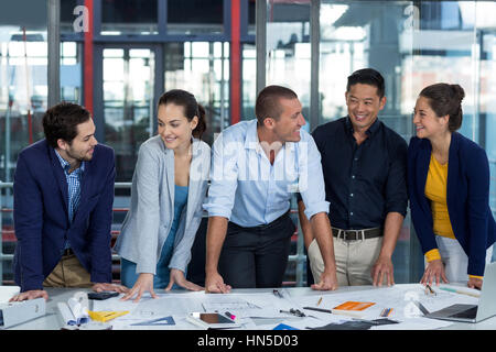 Geschäftsleute, die Diskussion über Dokument im Büro Stockfoto