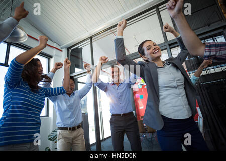 Team von aufgeregt Geschäftsleute springen im Büro Stockfoto