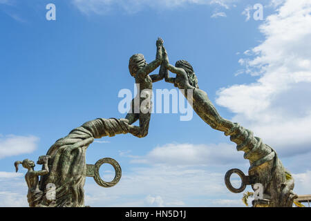 Portal Maya Bronzeskulptur in den Parque Fundadores an der Strandpromenade in Playa del Carmen, Quintana Roo, Mexiko. Stockfoto