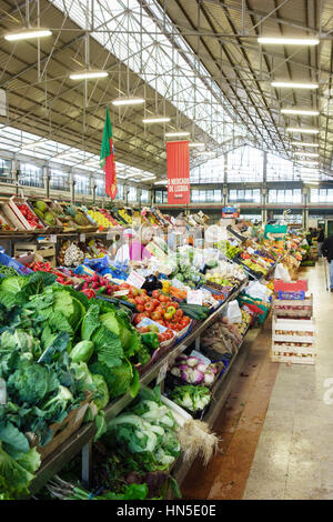 Obst und Gemüse auf den Verkauf in Ribeira Markt, Cais de Sodre, Lissabon, Portugal Stockfoto
