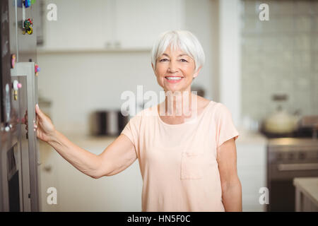 Porträt von glücklich senior Frau stand in der Küche zu Hause Stockfoto