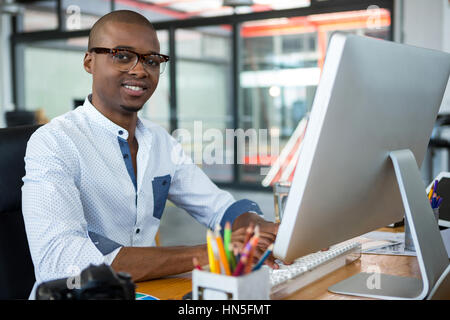 Porträt von grafischen Designer arbeiten am Schreibtisch im Büro Stockfoto