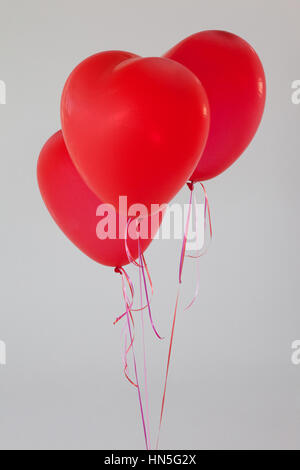Drei herzförmigen roten Ballon vor weißem Hintergrund Stockfoto